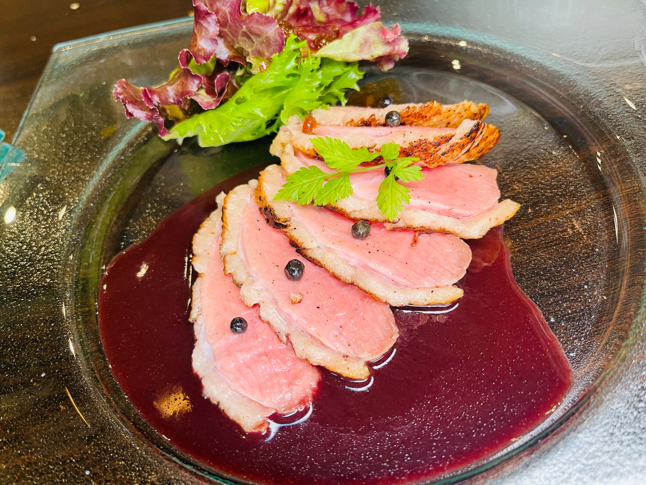 鴨ロースト 黒葡萄と赤ワインソース
